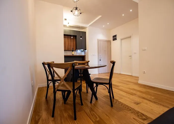 Follow The Sun - 4 Person Apartment