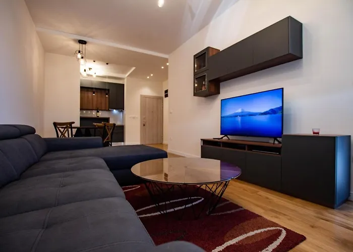Follow The Sun - 4 Person Apartment