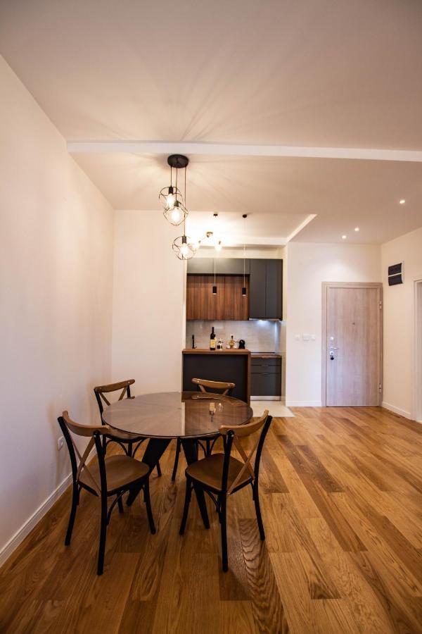 Follow The Sun - 4 Person Apartman Bar